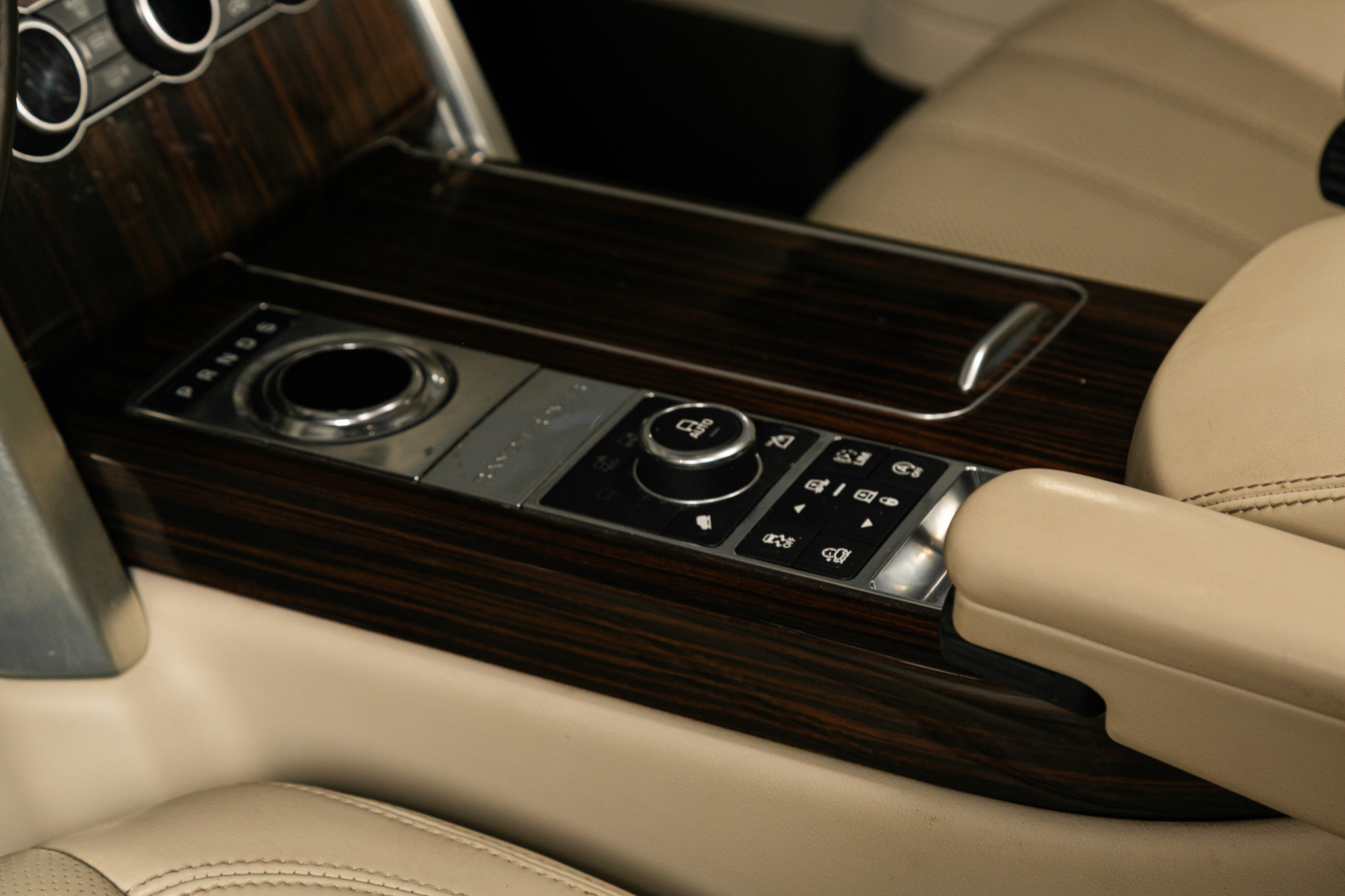 Land Rover Range Rover V6 Supercharged HSE SWB 2017 Land Rover Range Rover V6 Supercharged HSE SWB 2017