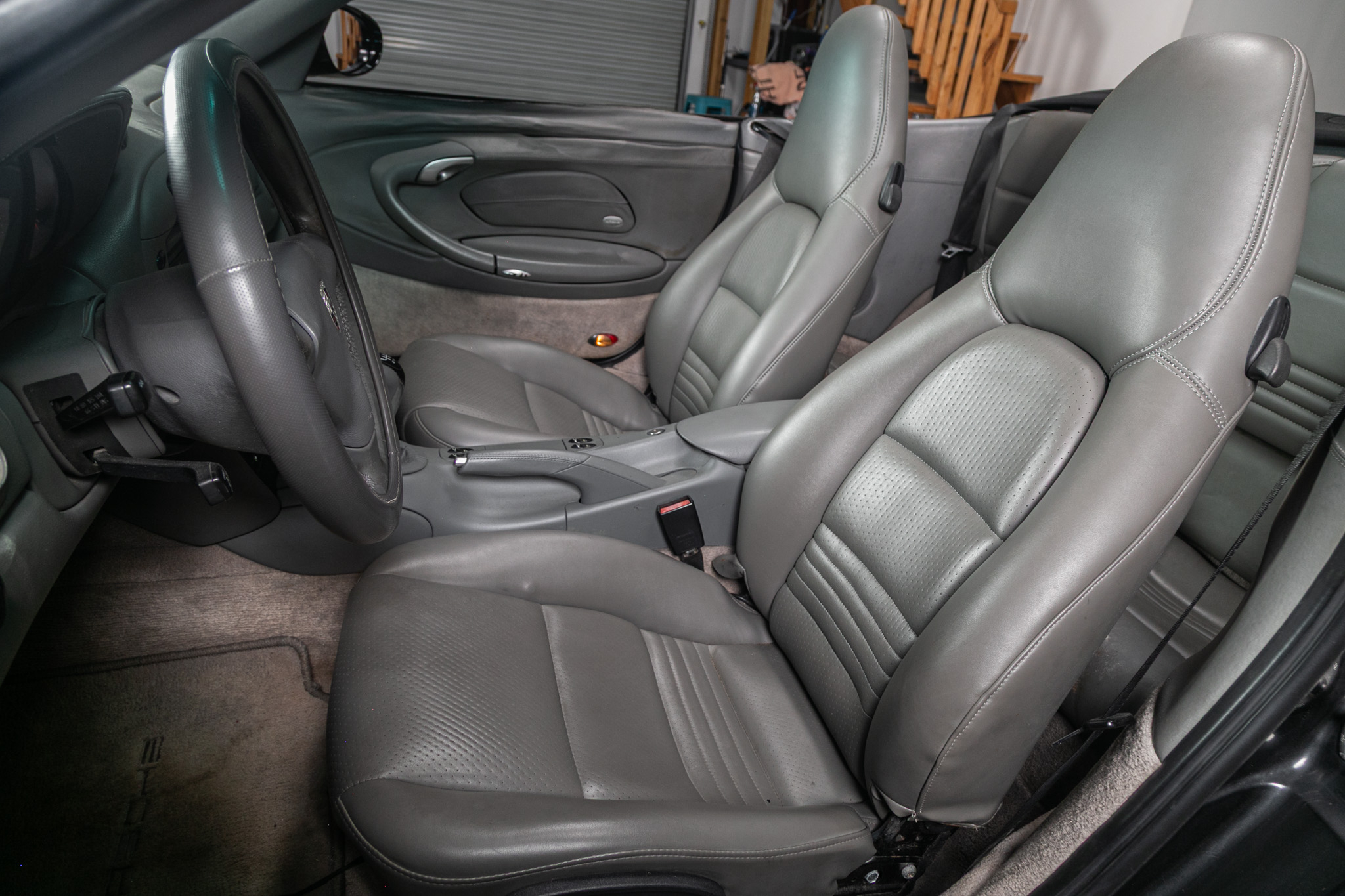 Porsche 911 Carrera 2dr Carrera Cabriolet 6-Spd Manual 2001