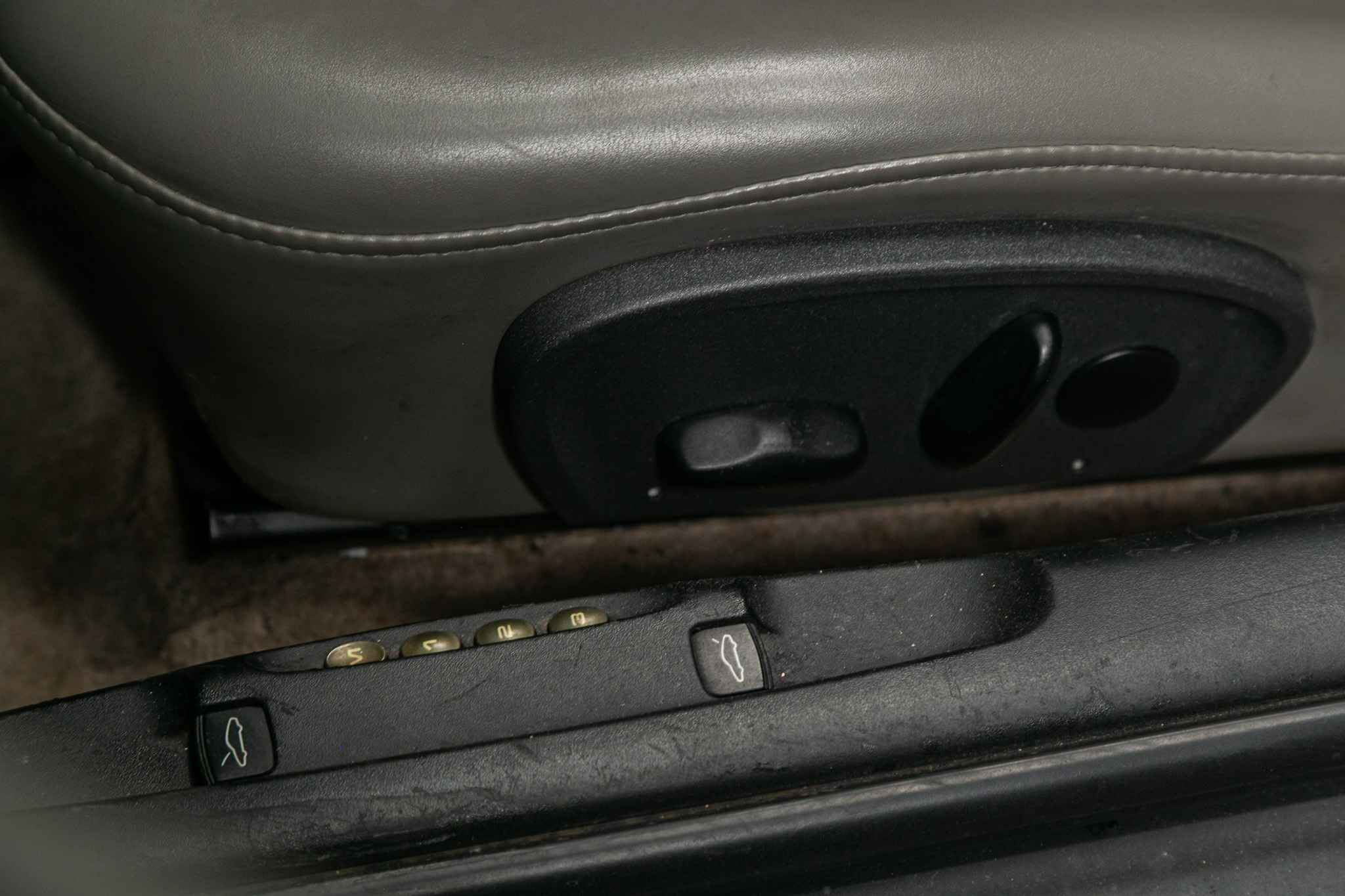 Porsche 911 Carrera 2dr Carrera Cabriolet 6-Spd Manual 2001