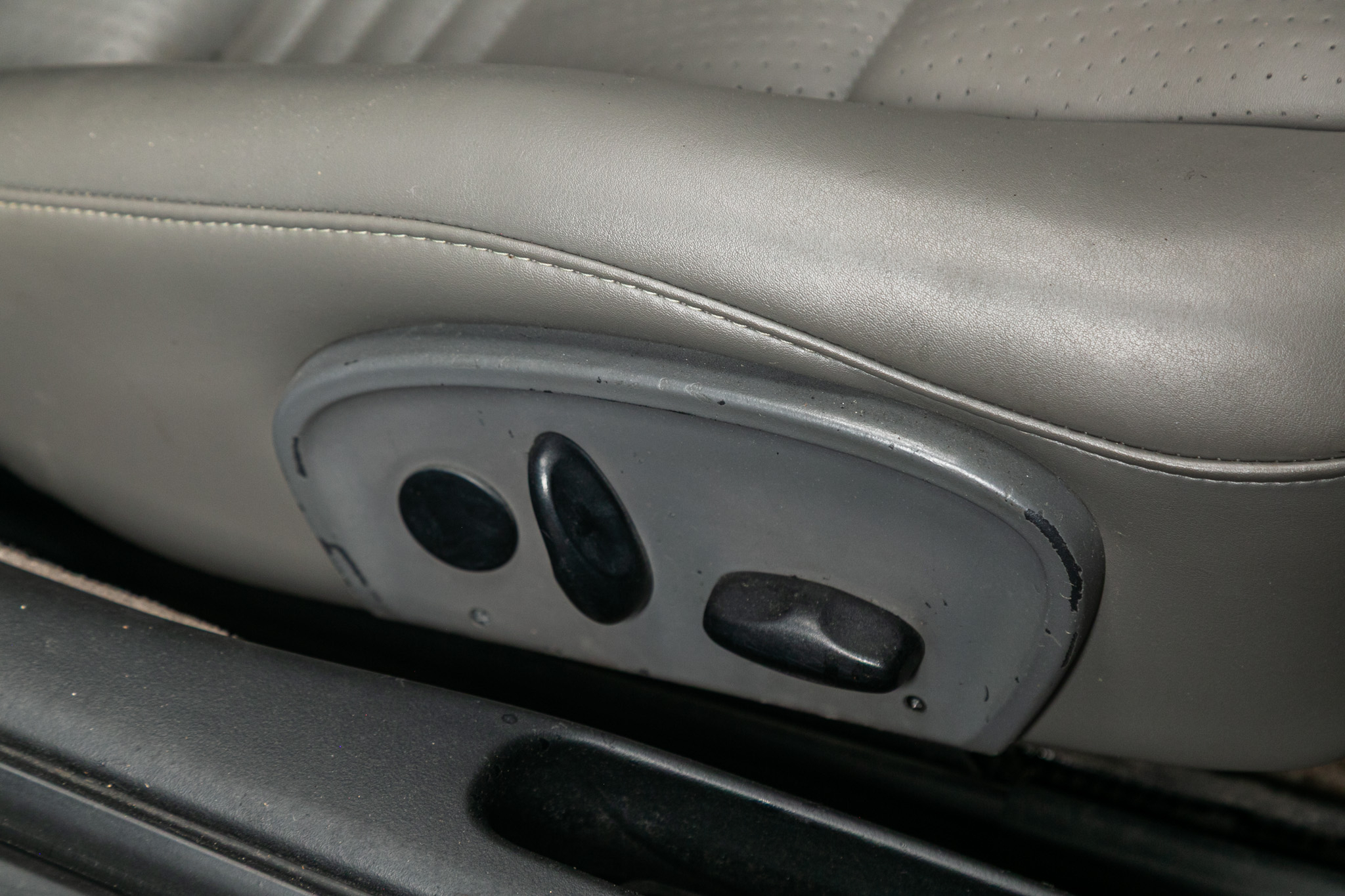 Porsche 911 Carrera 2dr Carrera Cabriolet 6-Spd Manual 2001