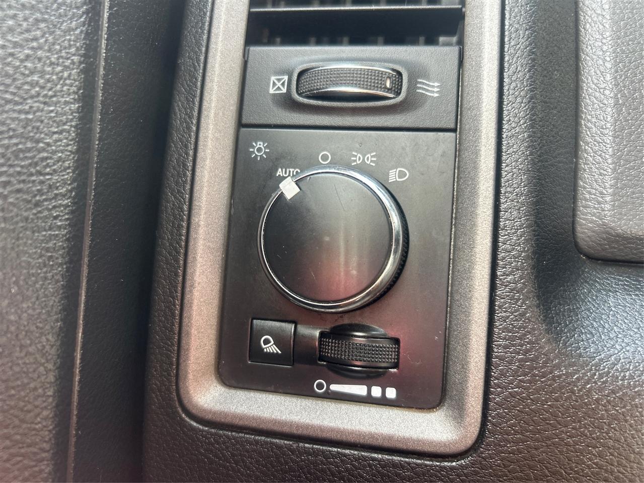 RAM 2500 2WD Reg Cab 140.5" Tradesman 2015
