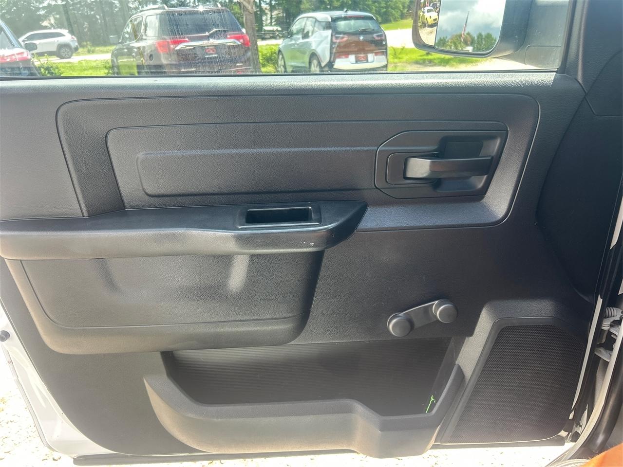 RAM 2500 2WD Reg Cab 140.5" Tradesman 2015