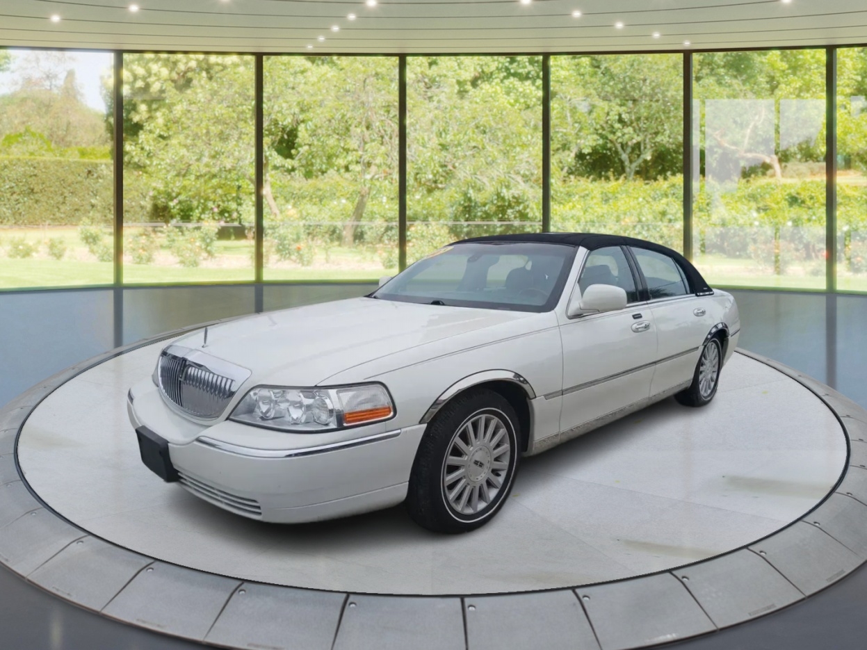 2003 Lincoln Town Car Signature's photo