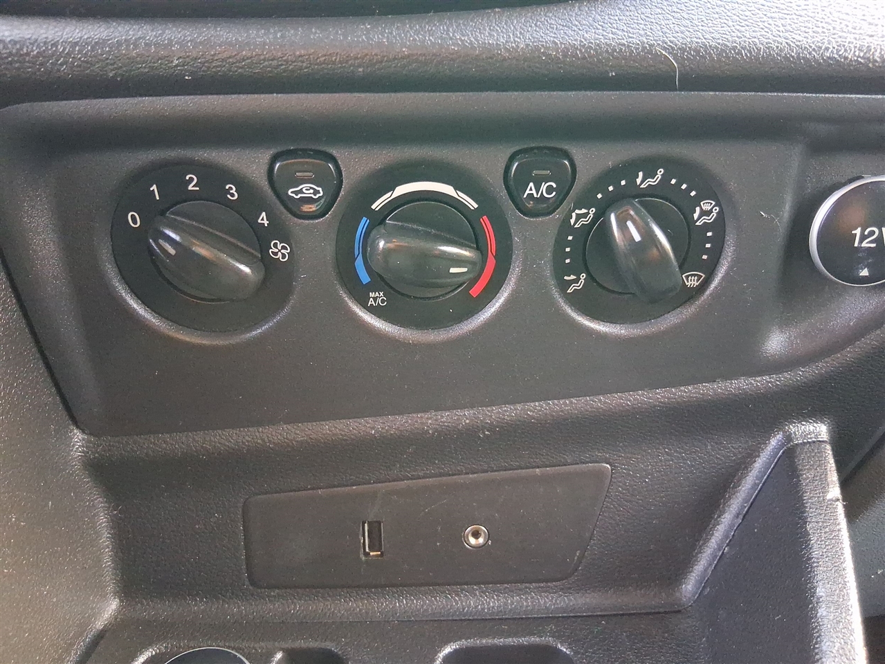 Ford Transit 250 Van Low Roof w/Sliding Pass. 130-in. WB 2016