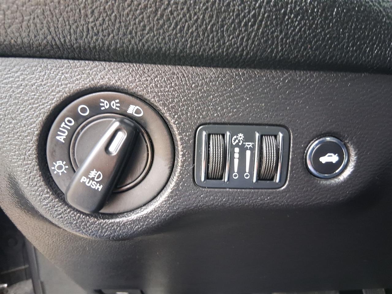 Dodge Challenger 2dr Cpe SXT Plus 2015