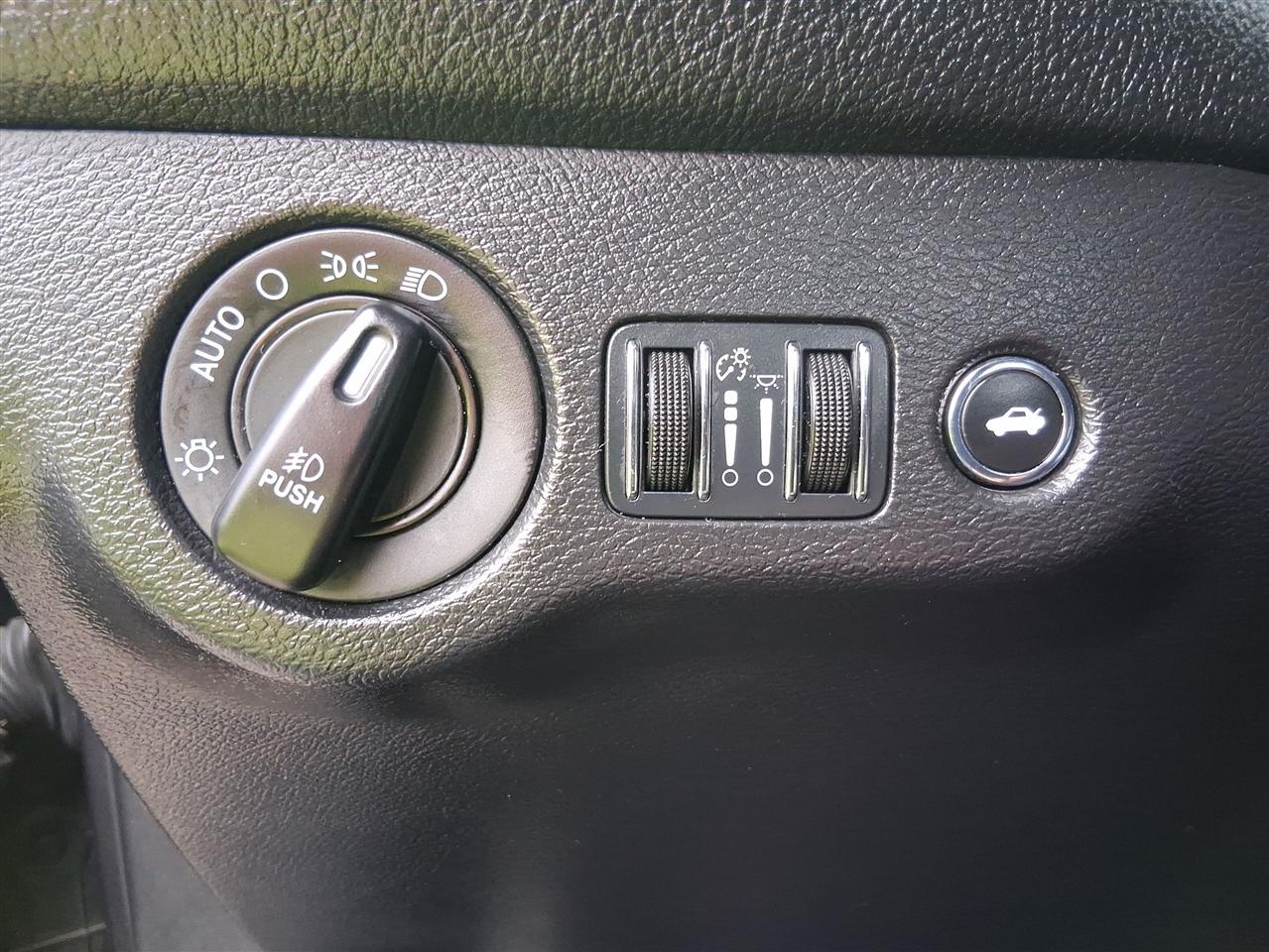 Dodge Challenger 2dr Cpe SXT Plus 2015