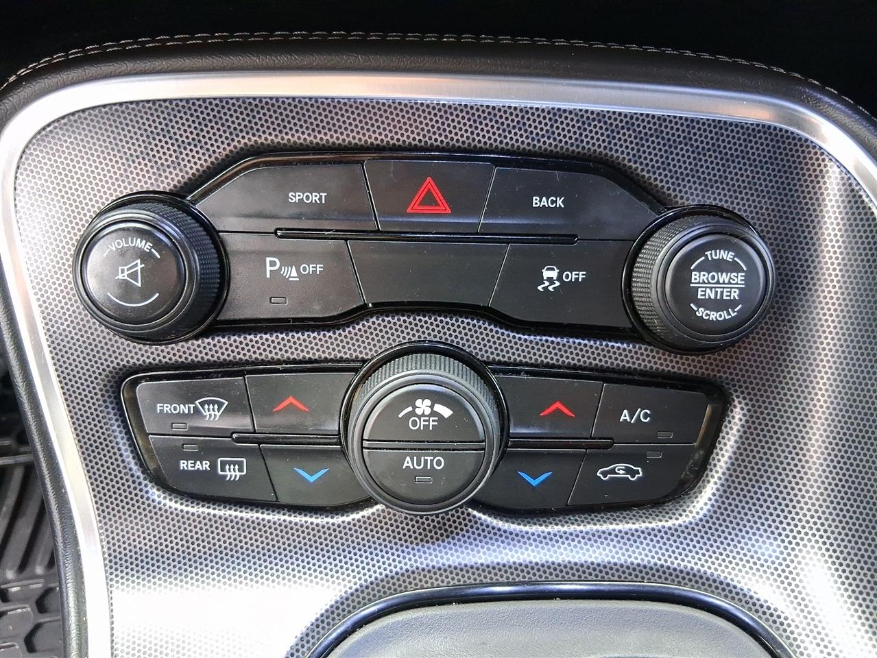 Dodge Challenger 2dr Cpe SXT Plus 2015