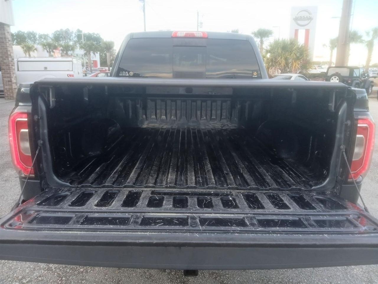 GMC Sierra 1500 4WD Crew Cab 143.5" SLT 2017