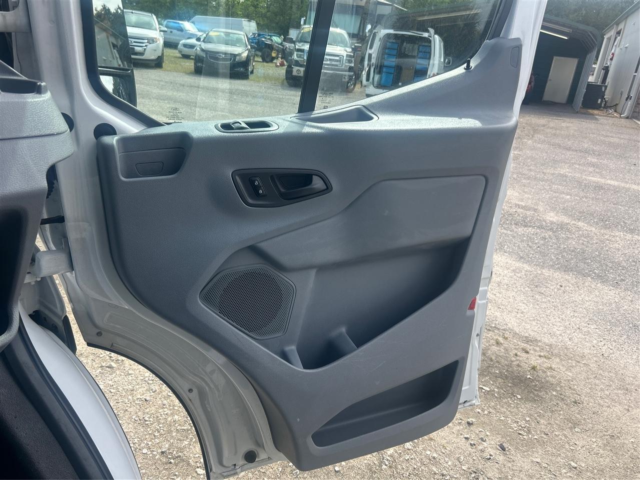 Ford Transit 250 Van Low Roof w/Sliding Pass. 148-in. WB 2018