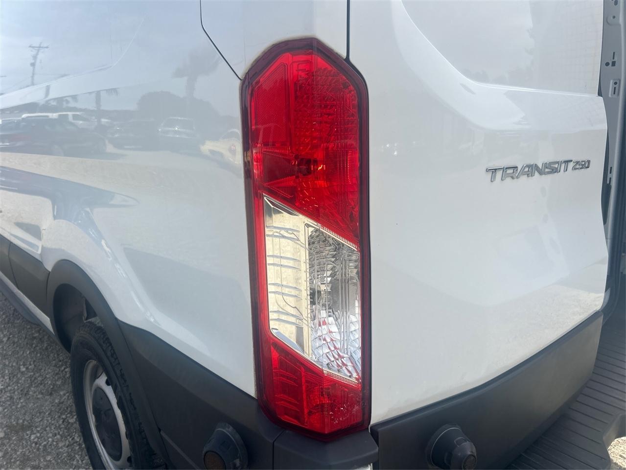 Ford Transit 250 Van Low Roof w/Sliding Pass. 148-in. WB 2018