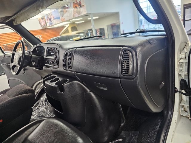 Dodge Ram Wagon 2500 127" WB 2001