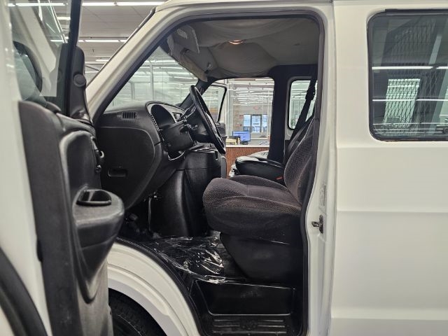 Dodge Ram Wagon 2500 127" WB 2001