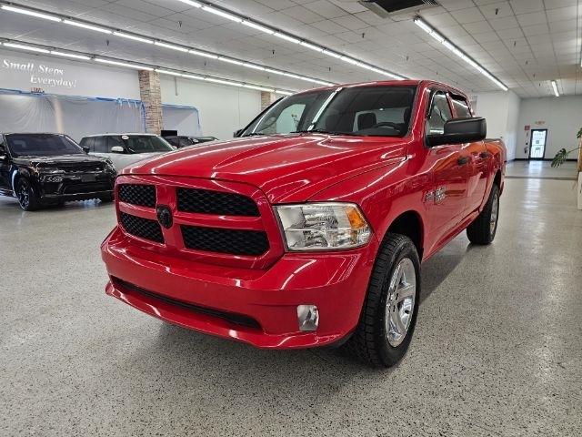 2014 RAM 1500 4WD Crew Cab 140.5" Express