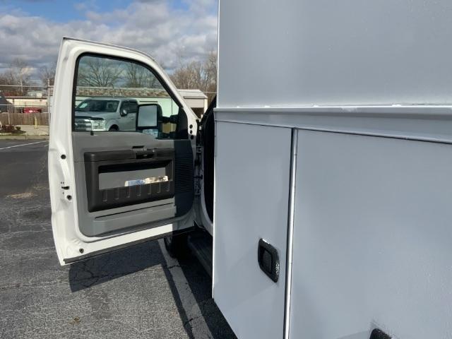 Ford Super Duty F-450 DRW 2WD Reg Cab 141" WB 60" CA XLT 2015
