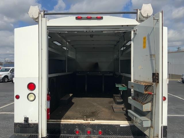 Ford Super Duty F-450 DRW 2WD Reg Cab 141" WB 60" CA XLT 2015