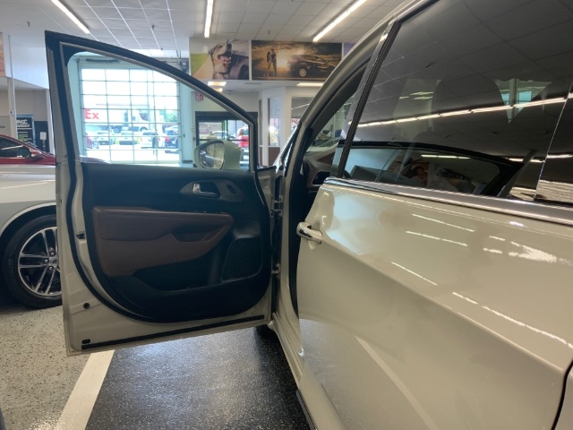 Chrysler Pacifica Limited FWD 2019