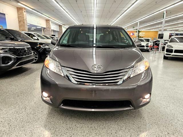 2017 Toyota Sienna XLE photo 2