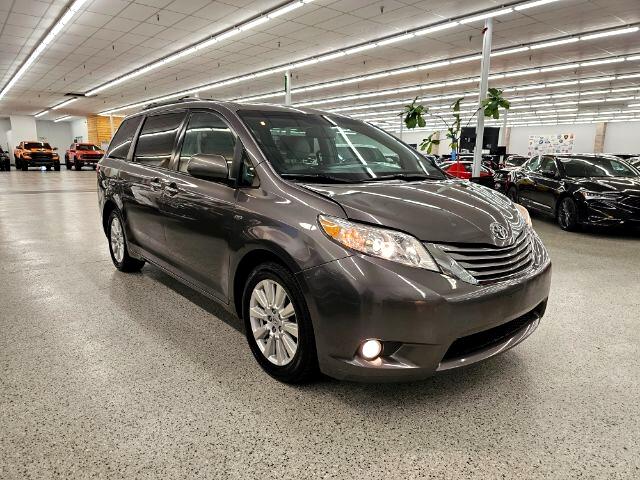 2017 Toyota Sienna XLE photo 3
