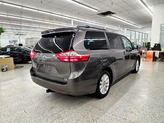 2017 Toyota Sienna XLE photo 4
