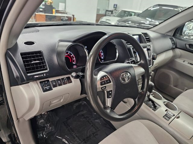 Toyota Highlander FWD 4dr I4 (Natl) 2013