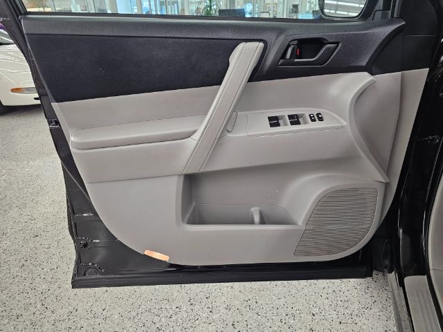 Toyota Highlander FWD 4dr I4 (Natl) 2013