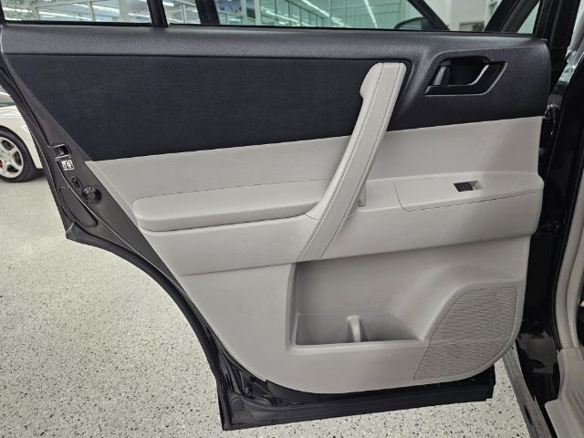 Toyota Highlander FWD 4dr I4 (Natl) 2013