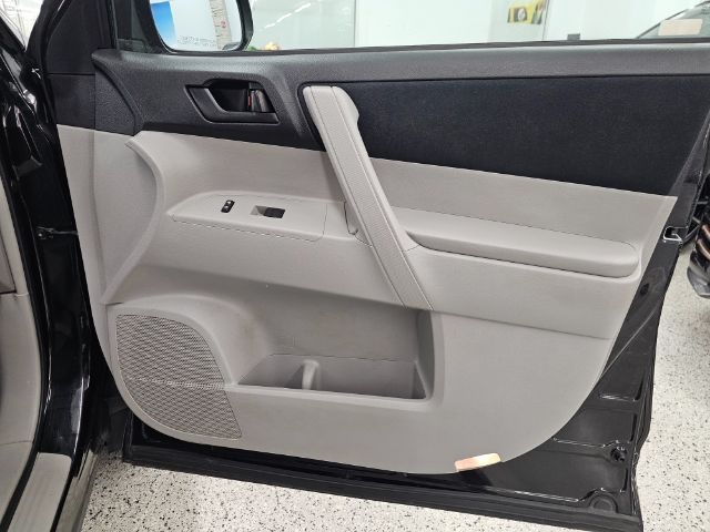 Toyota Highlander FWD 4dr I4 (Natl) 2013