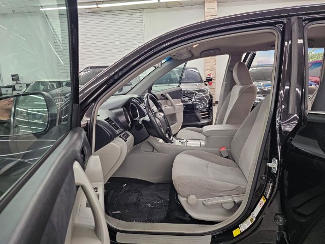 Toyota Highlander FWD 4dr I4 (Natl) 2013