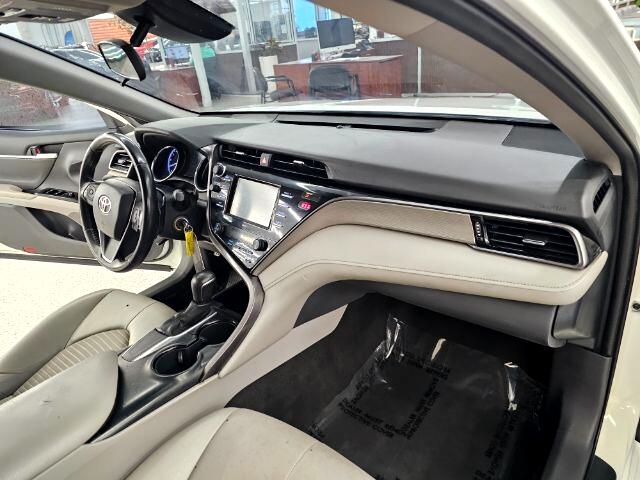 2020 Toyota Camry SE photo 5