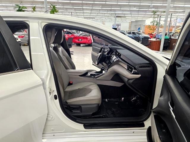 2020 Toyota Camry SE photo 23