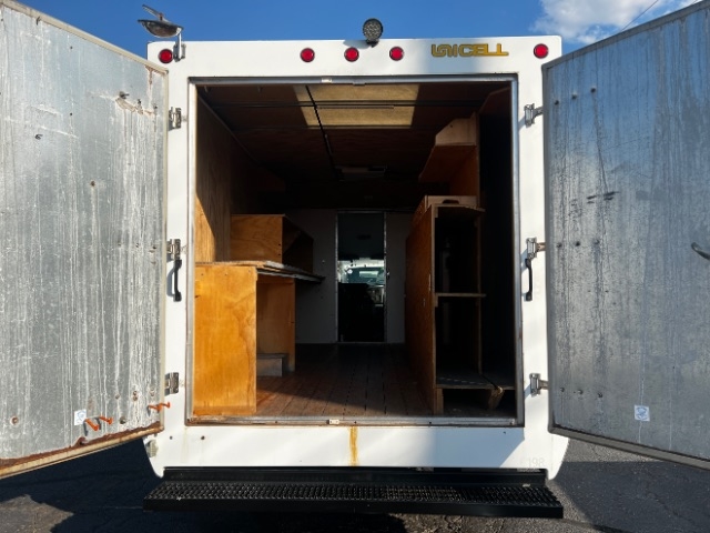 Ford Econoline Commercial Cutaway E-350 Super Duty 158" SRW 2011 Ford Econoline Commercial Cutaway E-350 Super Duty 158" SRW 2011