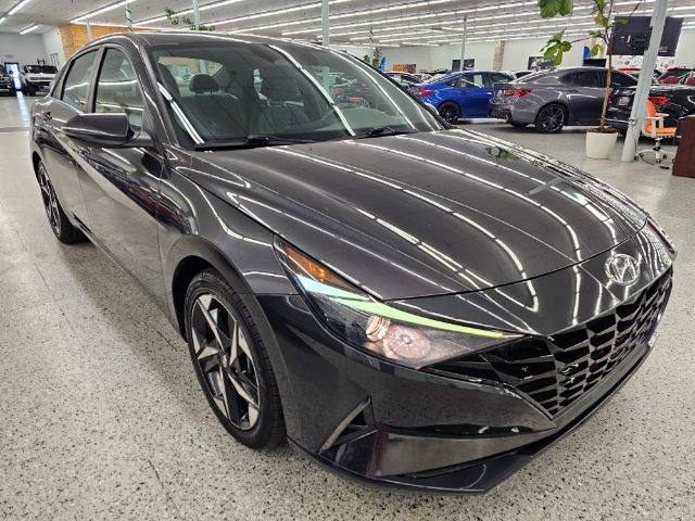 2022 Hyundai Elantra SEL photo 3