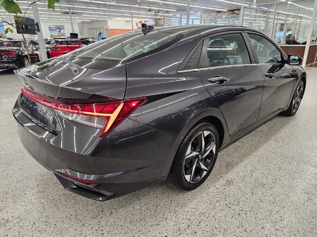 2022 Hyundai Elantra SEL photo 4