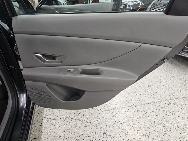 2022 Hyundai Elantra SEL photo 23