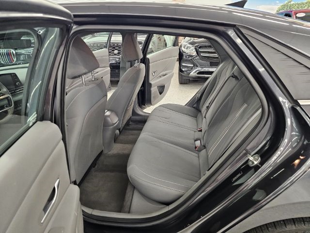 2022 Hyundai Elantra SEL photo 25
