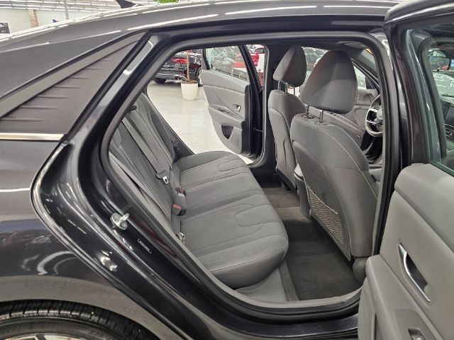 2022 Hyundai Elantra SEL photo 27