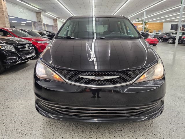 2017 Chrysler Pacifica Touring photo 2