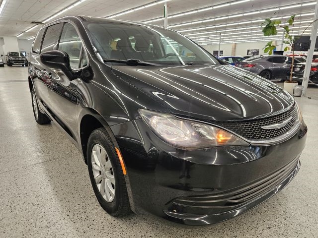 2017 Chrysler Pacifica Touring photo 3