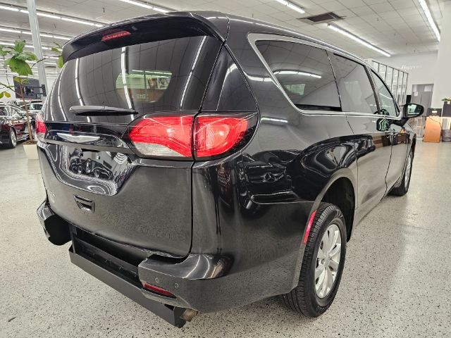 2017 Chrysler Pacifica Touring photo 4