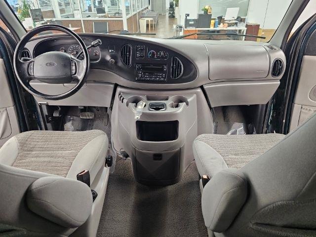 Ford Econoline Wagon E-150 XLT 2000