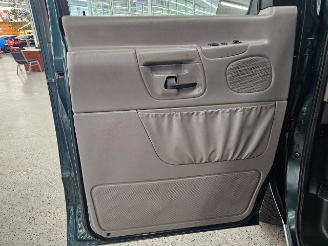 Ford Econoline Wagon E-150 XLT 2000