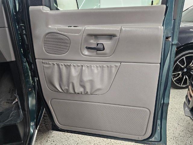 Ford Econoline Wagon E-150 XLT 2000