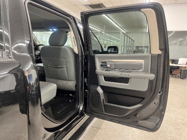 RAM 1500 4WD Crew Cab 140.5" Big Horn 2016 RAM 1500 4WD Crew Cab 140.5" Big Horn 2016