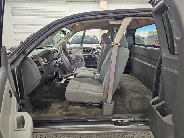 Dodge Dakota 2dr Club Cab 131" WB 4WD ST 2005 Dodge Dakota 2dr Club Cab 131" WB 4WD ST 2005