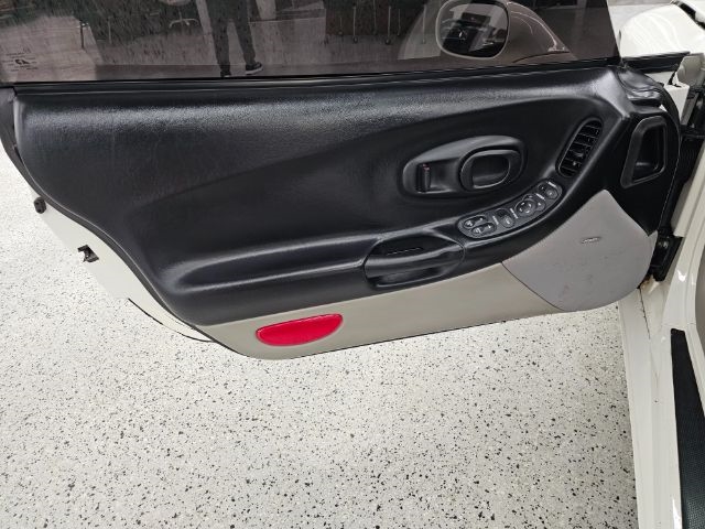 Chevrolet Corvette 2dr Cpe 2001 Chevrolet Corvette 2dr Cpe 2001