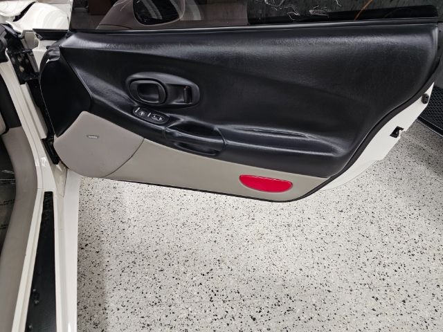 Chevrolet Corvette 2dr Cpe 2001 Chevrolet Corvette 2dr Cpe 2001