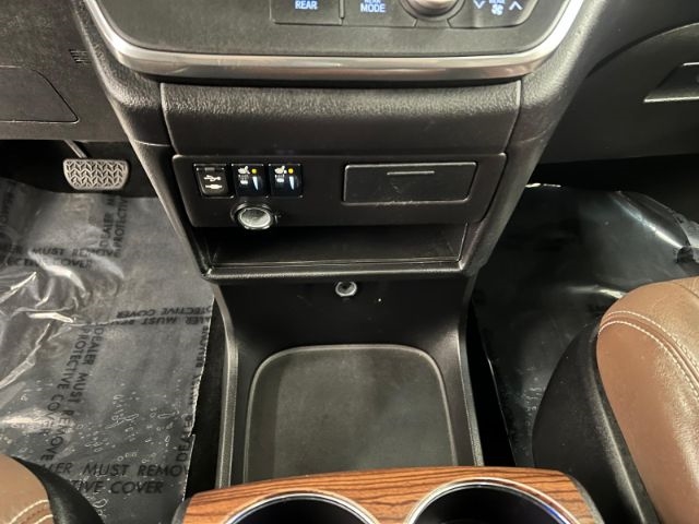 Toyota Sienna 5dr 8-Pass Van XLE Premium FWD (Natl) 2015 Toyota Sienna 5dr 8-Pass Van XLE Premium FWD (Natl) 2015