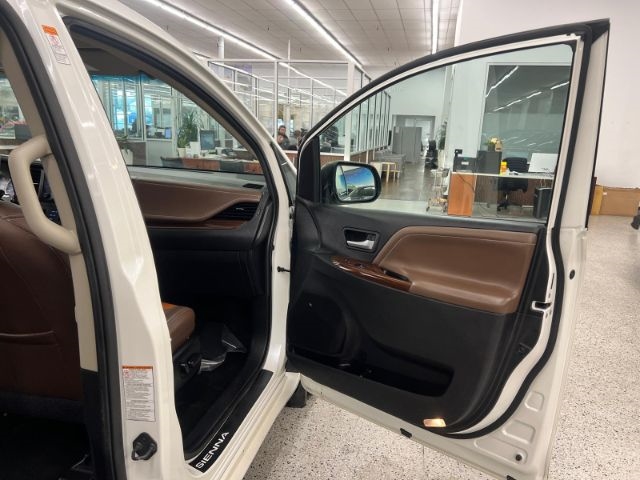 Toyota Sienna 5dr 8-Pass Van XLE Premium FWD (Natl) 2015 Toyota Sienna 5dr 8-Pass Van XLE Premium FWD (Natl) 2015