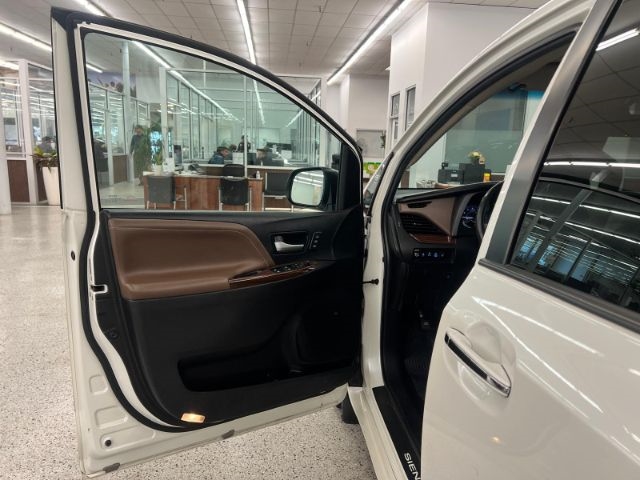 Toyota Sienna 5dr 8-Pass Van XLE Premium FWD (Natl) 2015 Toyota Sienna 5dr 8-Pass Van XLE Premium FWD (Natl) 2015