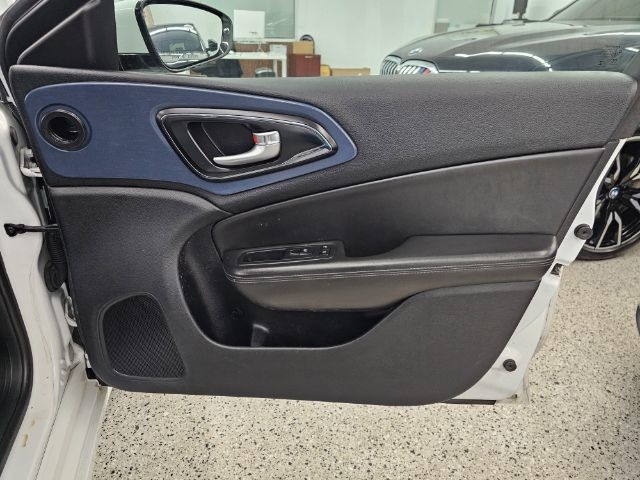 Chrysler 200 4dr Sdn S FWD 2015